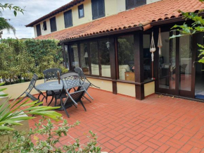 Casa Condomínio com 04 quartos, 200 metros da Praia de Manguinhos
